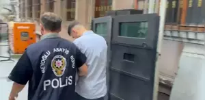 Kadınları taciz eden iki kişiyi bıçakla yaraladı
