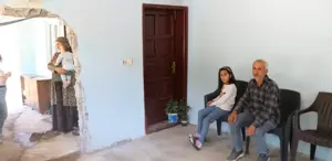 Yılan Korkusu Aileyi Bir Ev Yapmaya Zorladı