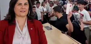 Çerçioğlu gerilimi sürüyor! Belediye meclis salonuna girip CHP logolu kartları yere attılar