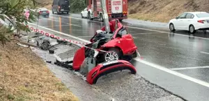 Sağanak yağış nedeniyle kayan yolda korkunç kaza Otomobil kağıt gibi katlandı