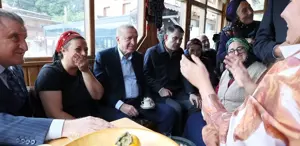 Cumhurbaşkanı Erdoğan memleketinde komşularıyla hasret giderdi