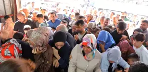 50 TL izdihamı Birbirlerini ezdiler