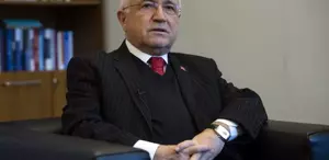 Skandal iddia Cemil Çiçek’e mesaj attığını sanarken, yanlış kişiden torpil istedi