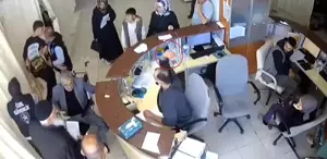 Devlet hastanesinde skandal: Engelli hastaya “Yobaz“ dedi, oğluna kalem fırlattı