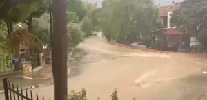 İzmir’de Sel: Araçlar Mahsur Kaldı