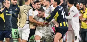 Atılan manşetleri görmeniz lazım Bütün ülke Fenerbahçe’yi konuşuyor