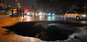 İstanbul’da sağanak nedeniyle yol çöktü, çukura giren taksi ters döndü