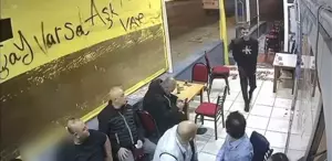 Belindeki silahı çıkartıp çay ocağında oturan adamı vurdu