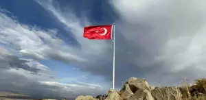 20 yıllık hayal gerçek oldu Köylüler Ermenistan sınırına Türk bayrağı dikti