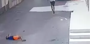 Çocuğa şiddet kamerada Görüntüleri izleyen aile emniyete koştu