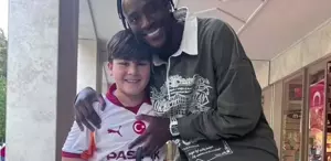 Abraham, Galatasaraylı minik taraftarla fotoğraf çektirdi Yaptığı hareket gündem oldu