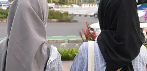 Yüzde 92’si Müslüman olan ülkede okullarda başörtüsü yasaklandı