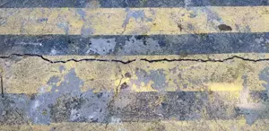 Binanın kolonları patladı, zeminde ise kayma ve çatlak var