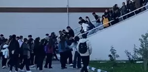 Ellerinde sopalarla okulu basıp öğrenciyi dövdüler