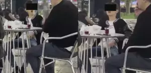 Vahim görüntüler Küçücük çocuk ailesinin yanında sigara içti, bir de halka çıkardı