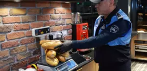 Böyle esnaflar da var Ekmeği tartıya koyan ekipler, işletme sahibine teşekkür etti