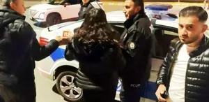 Anne ve baba, avukat kızlarını taksi durağına kilitledi