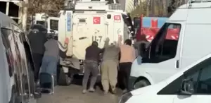 Görüntü Hakkari’den Arızalanan zırhlı polis aracını vatandaşlar itti