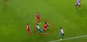 Bahis oynadığı ortaya çıkan futbolcunun gördüğü kırmızı kart ve yaptığı harekete bakın