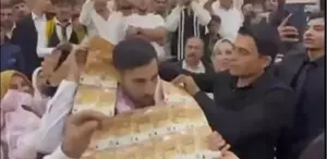 Düğünde gelin ve damada paradan yelek giydirip, taç taktılar