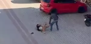 Annesiyle gönül ilişkisi olduğunu iddia ettiği kişiyi 22 bıçak darbesiyle öldürdü