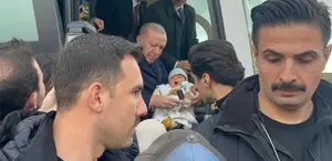 Cumhurbaşkanı Erdoğan, 4 aylık bebeği görünce konvoyu durdurdu