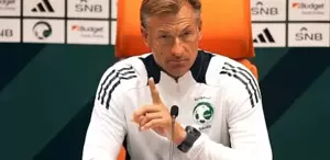 Suudi Arabistan Teknik Direktörü, ezan okununca basın toplantısını kesti