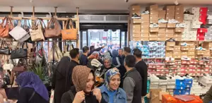 Yeni açılan mağaza ürünleri 10 liradan satışa sundu, büyük izdiham yaşandı