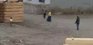 Bu aile yoldan geçen herkesi taşlıyor Mahalleli sokakta yürüyemiyor