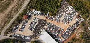 3 yıldır çürümeye terk edilen araçların arasında bekliyor: Taşındığımız her yere götürüyoruz