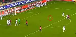 Süper Lig’de ilginç anlar Herkes kavgayı ayırırken o hücum edip gol attı
