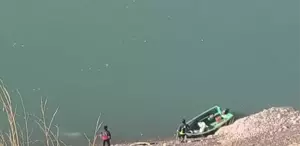 Van’da bir araç baraja yuvarlandı 2 kişi hayatını kaybetti, 1 kişi aranıyor