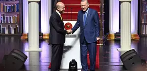 Sahnede duygusal anlar Bilal Erdoğan babasıyla önce tokalaştı sonra...