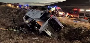 Yolcu otobüsü şarampole devrildi Ölü ve yaralılar var