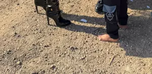 Ayağında 80 bin TL’lik çizmeyle yalın ayak çocukları ziyarete gitti