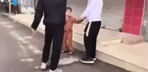 Çocuğunun gözü önünde tekme tokat dövdü