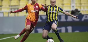 Kadınlar derbisinde Galatasaray’ı deviren Fenerbahçe 11’de 11 yaparak liderliğe oturdu