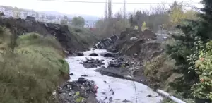 İstanbul sağanak faciası Yol çöktü, araçlar dereye uçtu