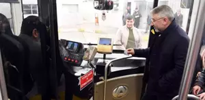 Otobüse binip poz veren belediye başkanının yeni makam aracı kenti karıştırdı