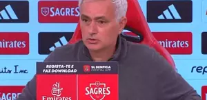Basın Toplantısında konuşan Mourinho duyduğu sesle hemen yerinden fırladı