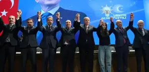 Cumhurbaşkanı Erdoğan, AK Parti’ye katılan belediye başkanlarına rozetlerini taktı