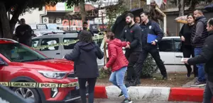 Eşinin ölü bulunduğu aracın camına vurarak ağladı: Ne olur kalk aşkım