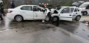 Antalya’dan sonra Burdur’da da katliam gibi kaza 2 otomobil kafa kafaya çarpıştı