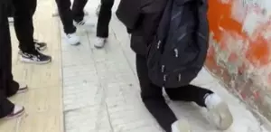 13 yaşındaki kız çocuğuna diz çöktürüp özür dilettiler