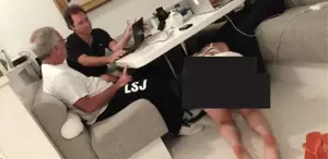 Skandal fotoğraf Masanın altındaki bikinili kadın dikkatlerden kaçmadı