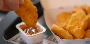 Tek kullanımlık sos paketleri tarih oluyor Fast-food restoranlarını sarsacak karar