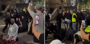 Avustralya polisinden namaz kılan Müslümanlara sert müdahale