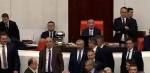 Meclis’te CHP’li vekiller kürsüyü işgal etti, yumruklu kavga çıktı