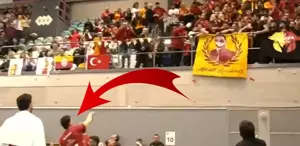 Galatasaray’ın yıldızı kendi taraftarına şişe fırlattı