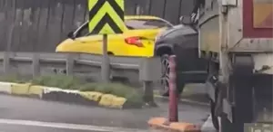 Küçükçekmece’de trafikte ’kaynak’ tartışması Otomobil sürücüsü kamyoneti yumrukladı